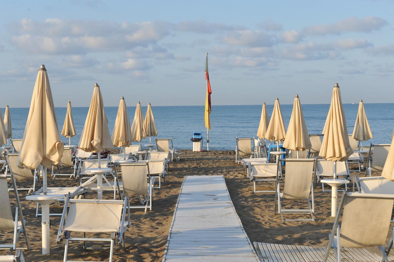 Hotel Miramare Latina Esterno foto